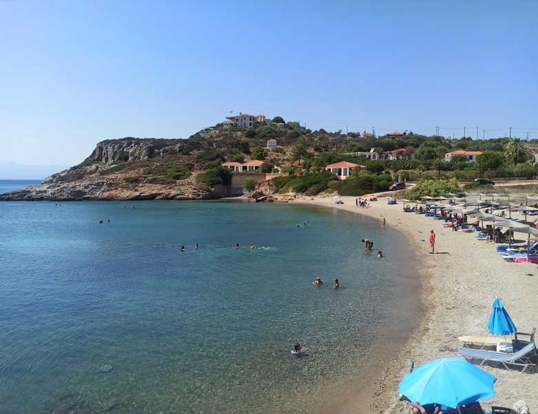 Απολαυστικό μπάνιο στην παραλία Βιανδίνης στην Ελαία Λακωνίας