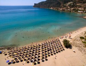 Παραλία Πλύτρα κοντά στο χωριό Ελαία Λακωνίας