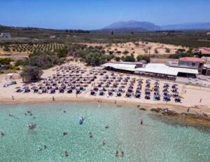 Κρυστάλλινα νερά στην παραλία της Πλύτρας στον Λακωνικό κόλπο